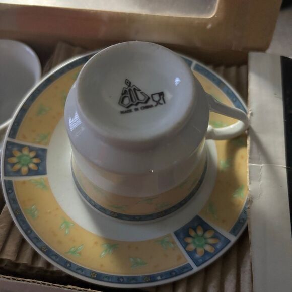 12 Piece Porcelain Coffee Set - Picture 4 of 8
